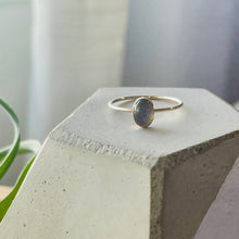 Load image into Gallery viewer, LABRADORITE LARGE OVAL RING
